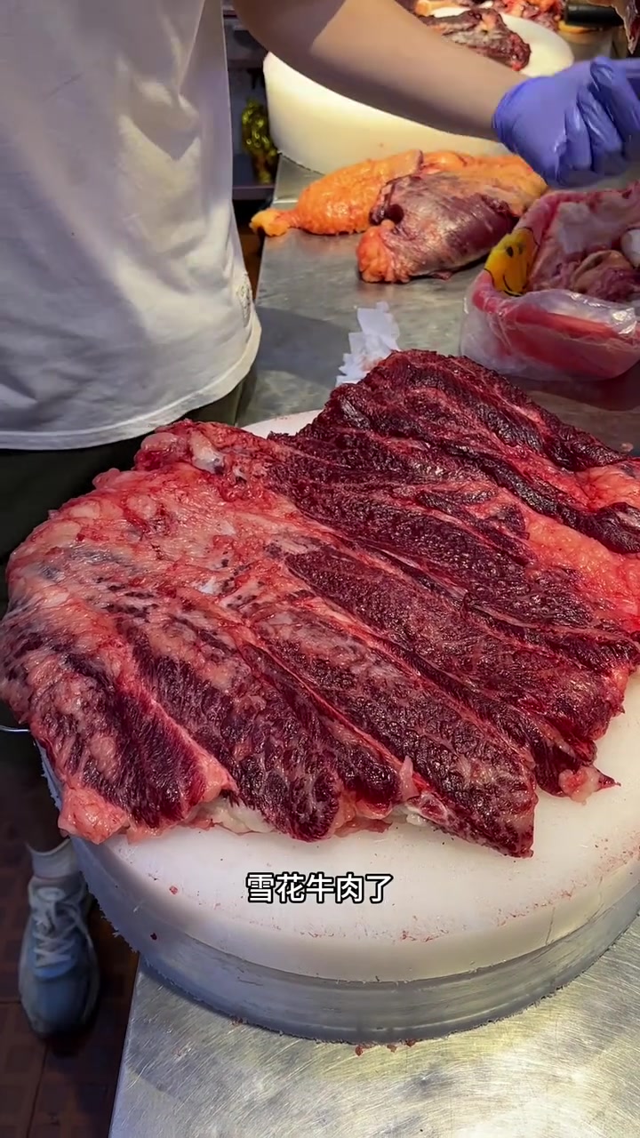 大家最喜欢吃的匙皮雪花牛肉脂肪含量高,油脂丰富入口即化,但又非常稀少……