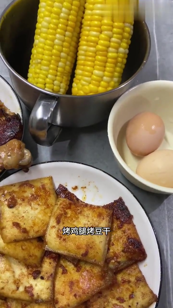 一天吃什么|铁板手枪腿豆干水煮蛋大玉米黄米面包藤椒鸡腿堡