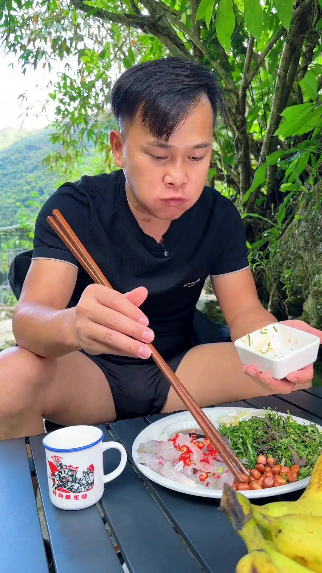 广西横县鱼生美食制作,让露营更具仪式感