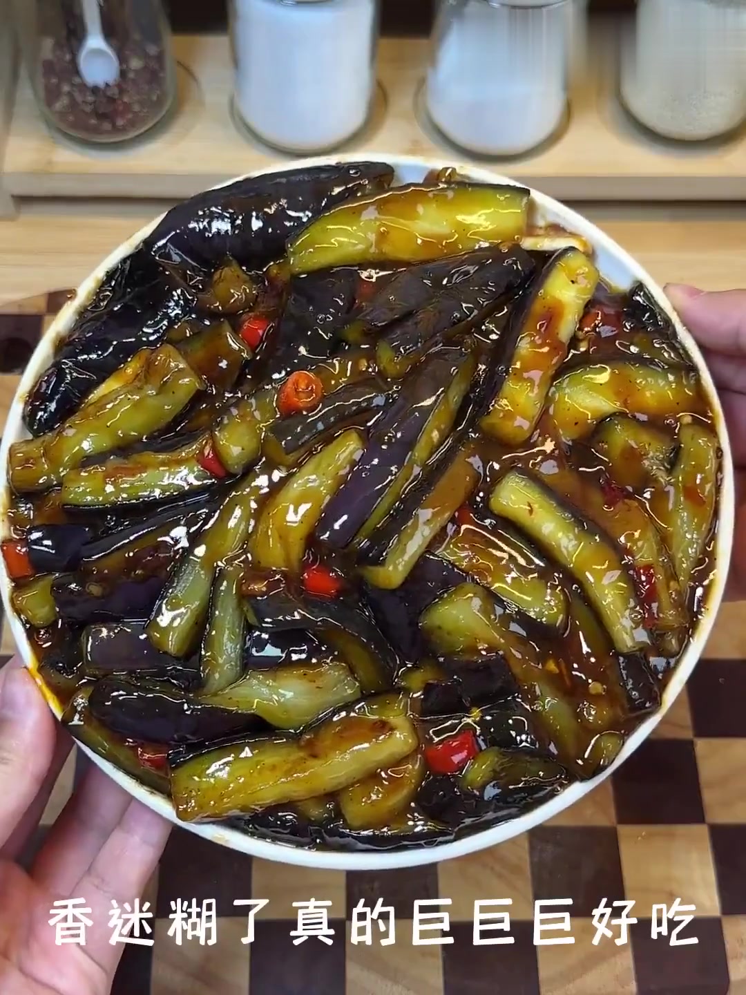 00后打工人的精致午餐:黑椒菠萝牛肉与红烧茄子