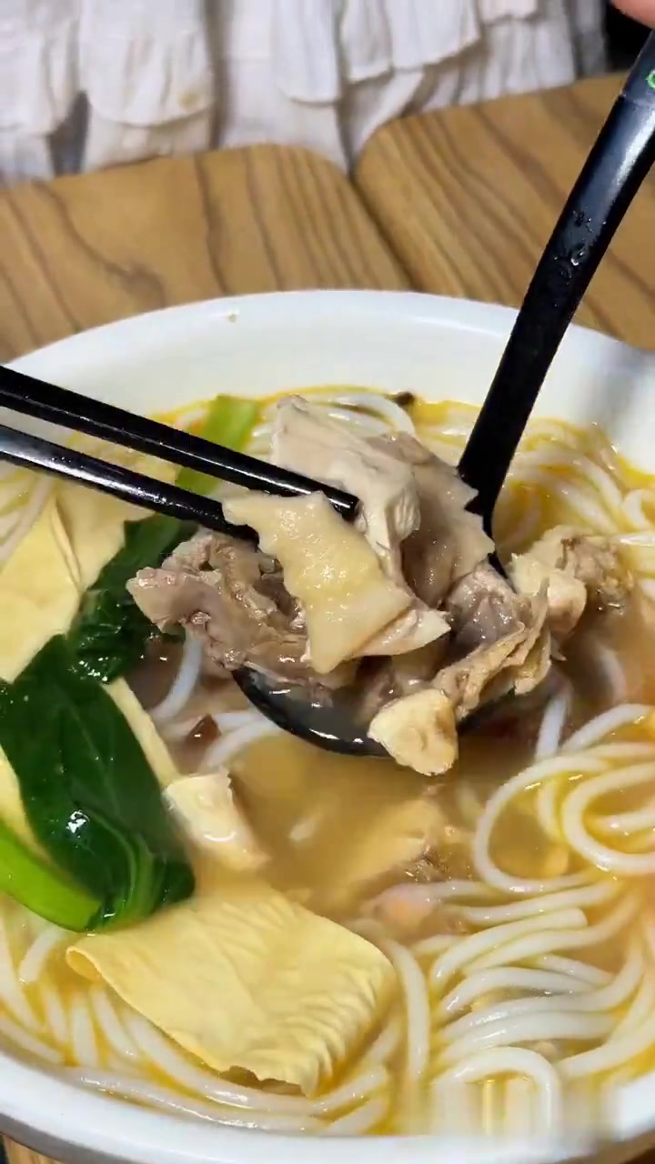 这一口鲜到眉毛掉地上的现熬鸡汤米线