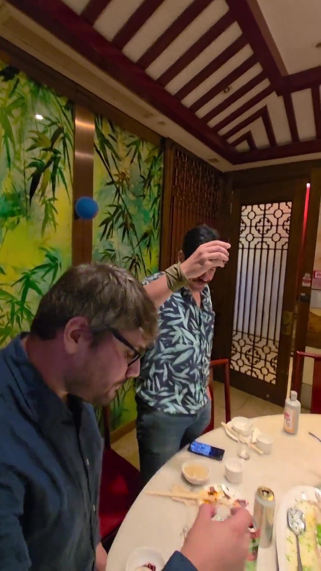 让我意大利朋友感受中国的晚餐中国晚餐。在这一集里,我带我朋友去感受中国的晚餐;刚好也是我一