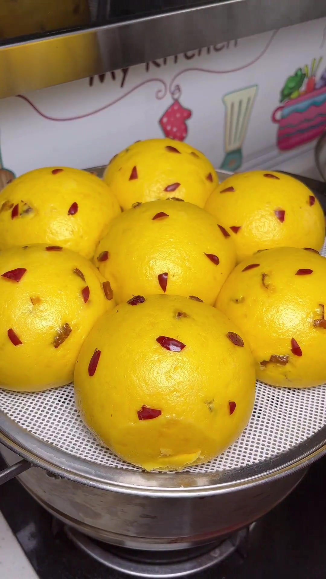 今日用南瓜红枣做松软馒头,儿子一口气吃俩