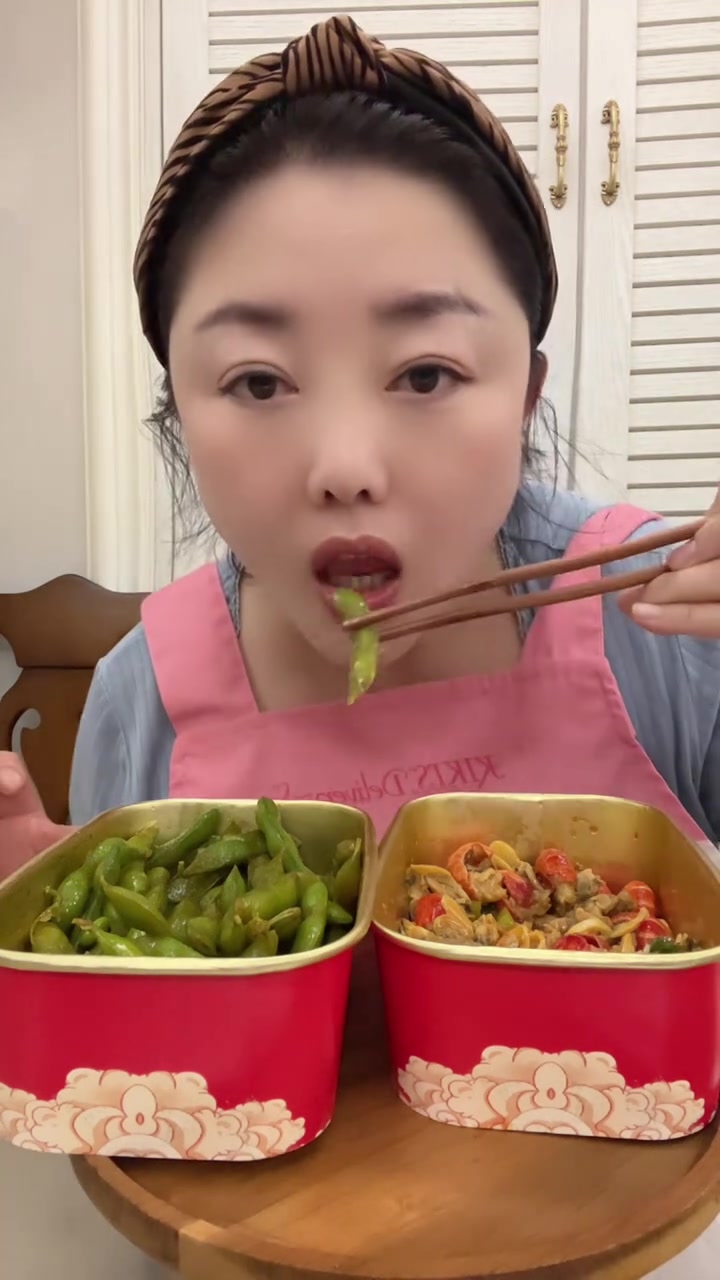 小白做法:龙虾尾煮熟,过凉水。加入适量捞汁原汁,加入蒜片,香菜,小米辣,搅拌均匀。开始享用