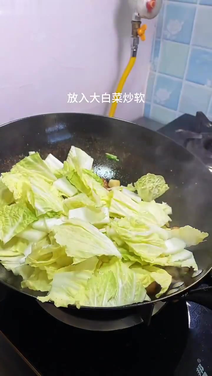 白菜猪肉炖粉条,做法简单,超级好吃,不一会就做好,不信你试试,真的好吃