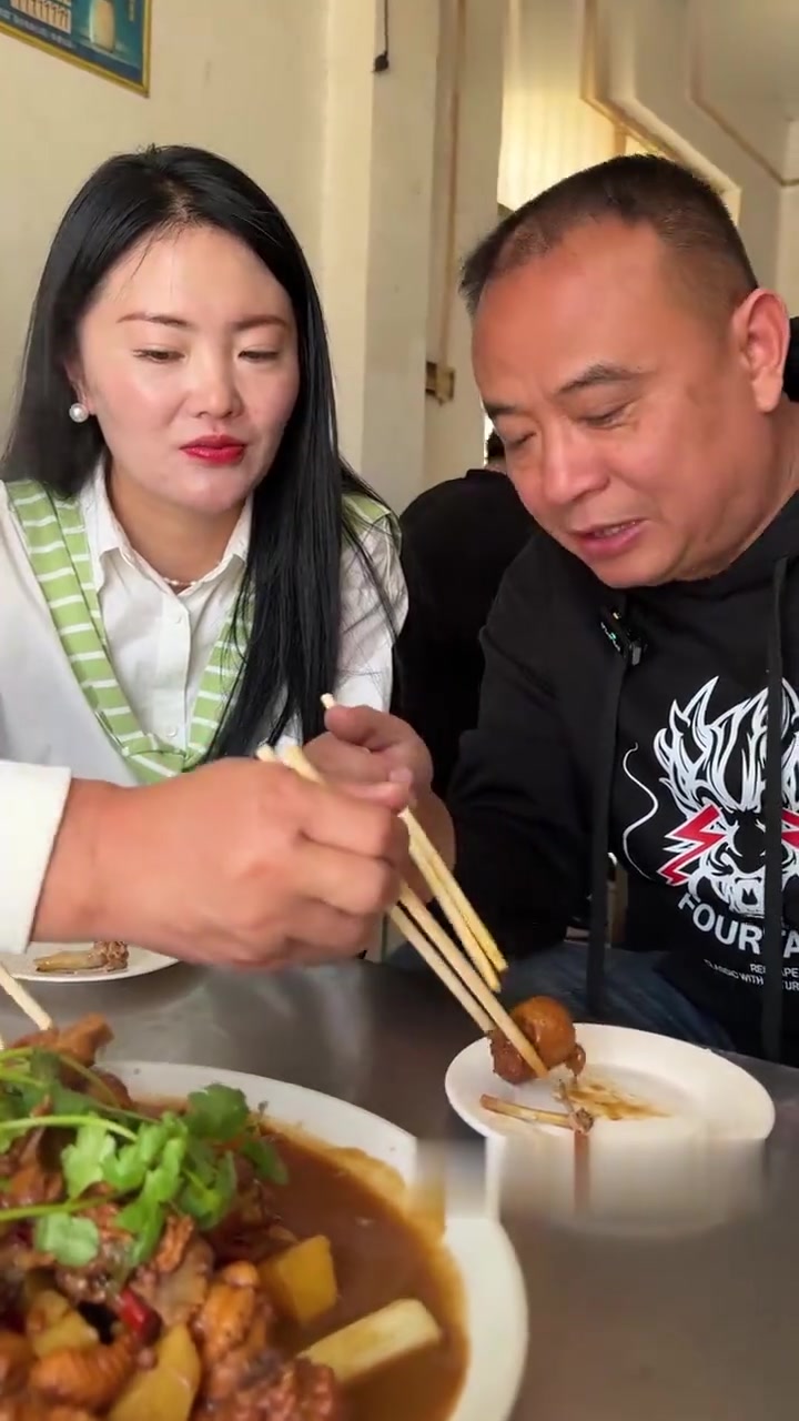 隐藏在周口胡同里,没有门头和招牌,主打家常老式做法五香味大盘鸡!