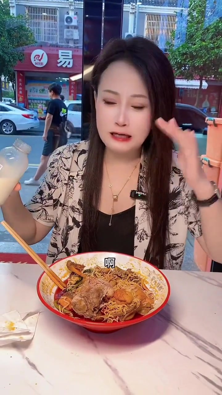 挑战特辣的曹氏鸭脖,结果吓哭路人辣哭我!