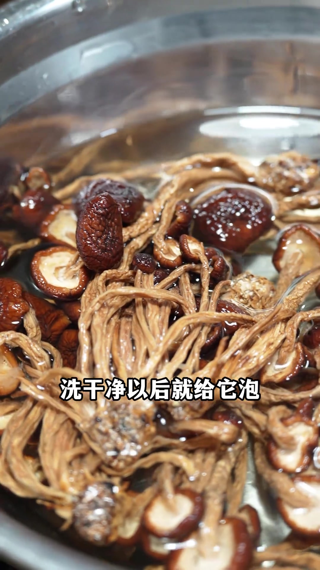 家庭版简单易做的茶树菇排骨汤,小孩超爱喝