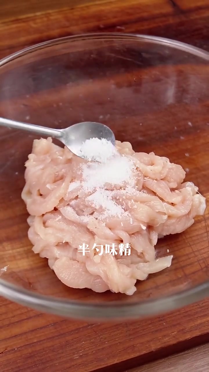 天热不知道吃什么来一碗酸菜肉丝面!