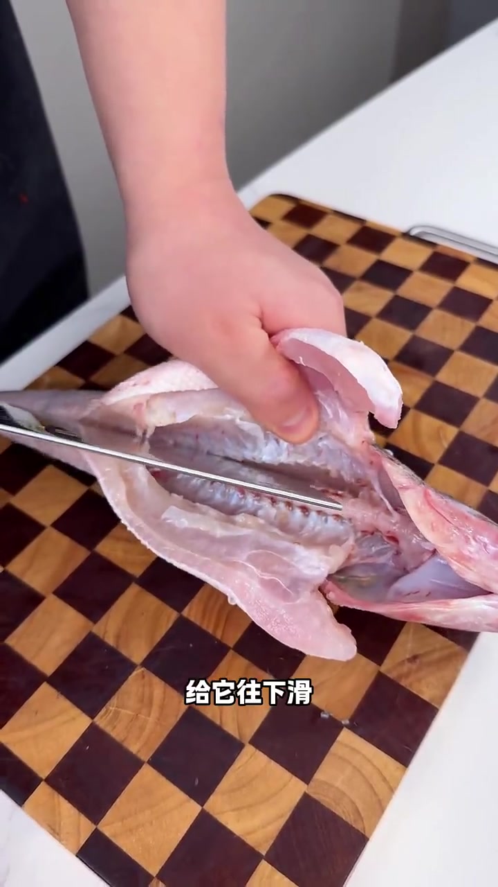 这样做清蒸鱼,肉质鲜嫩无腥味,比普通的还好吃!