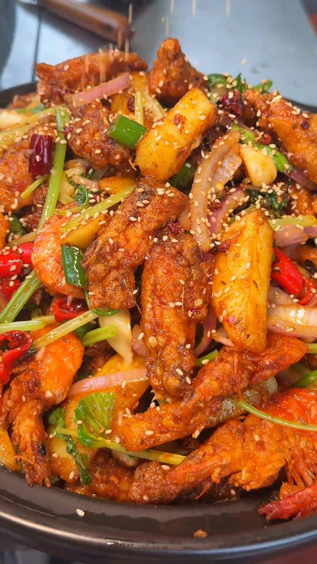 好吃又易做的干锅鸡翅虾煲，照着学就对了