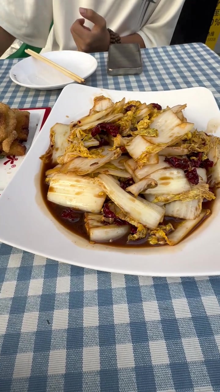 延安一家阴阳菜单的烤肉店,老板娘根据口音分辨