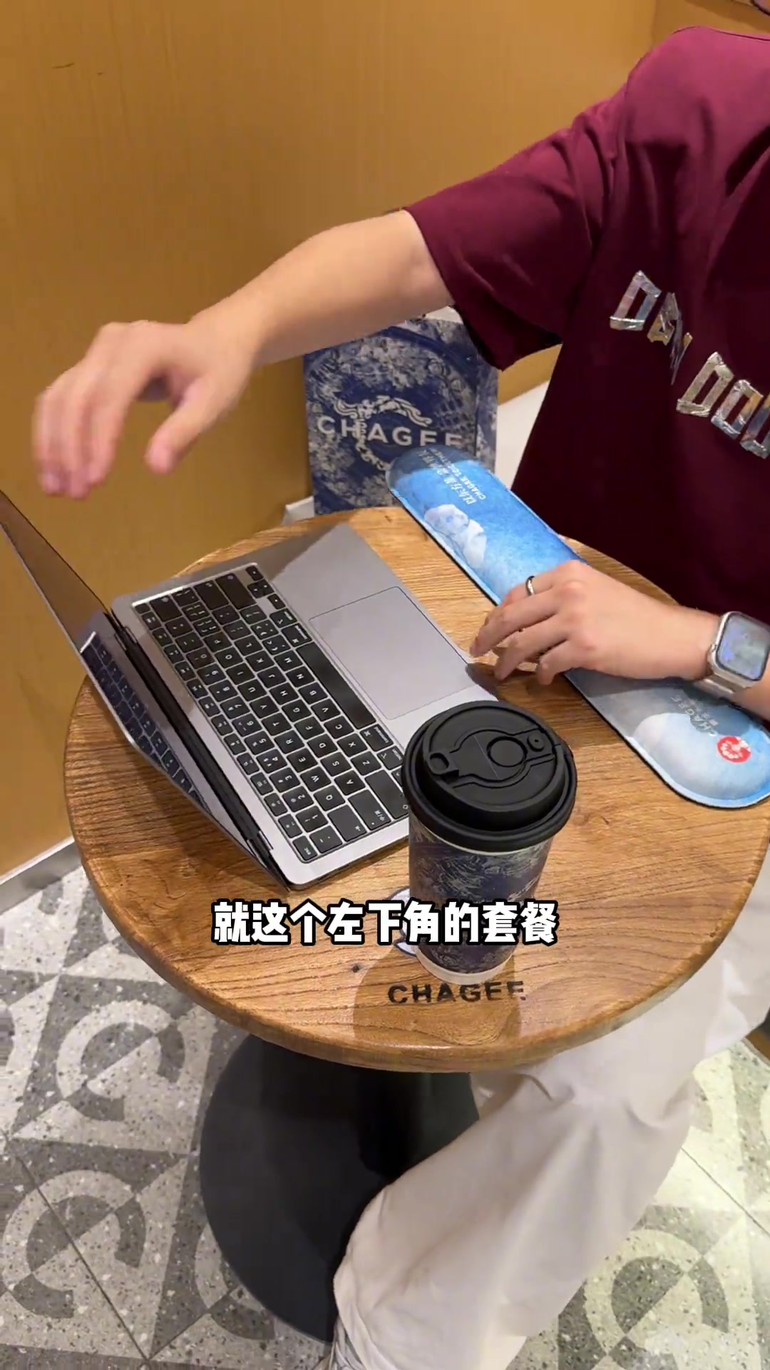 买两个招牌奶茶竟随机送键盘垫或鼠标垫,太神了