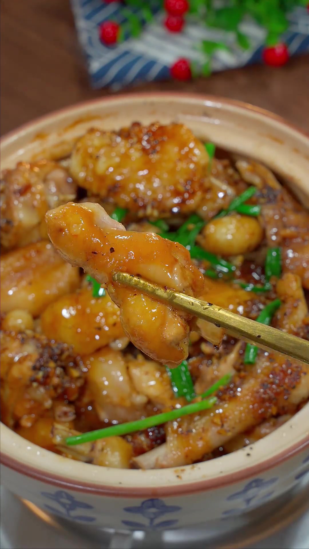 广东受欢迎家常菜胡椒鸡煲,做法简肉嫩香