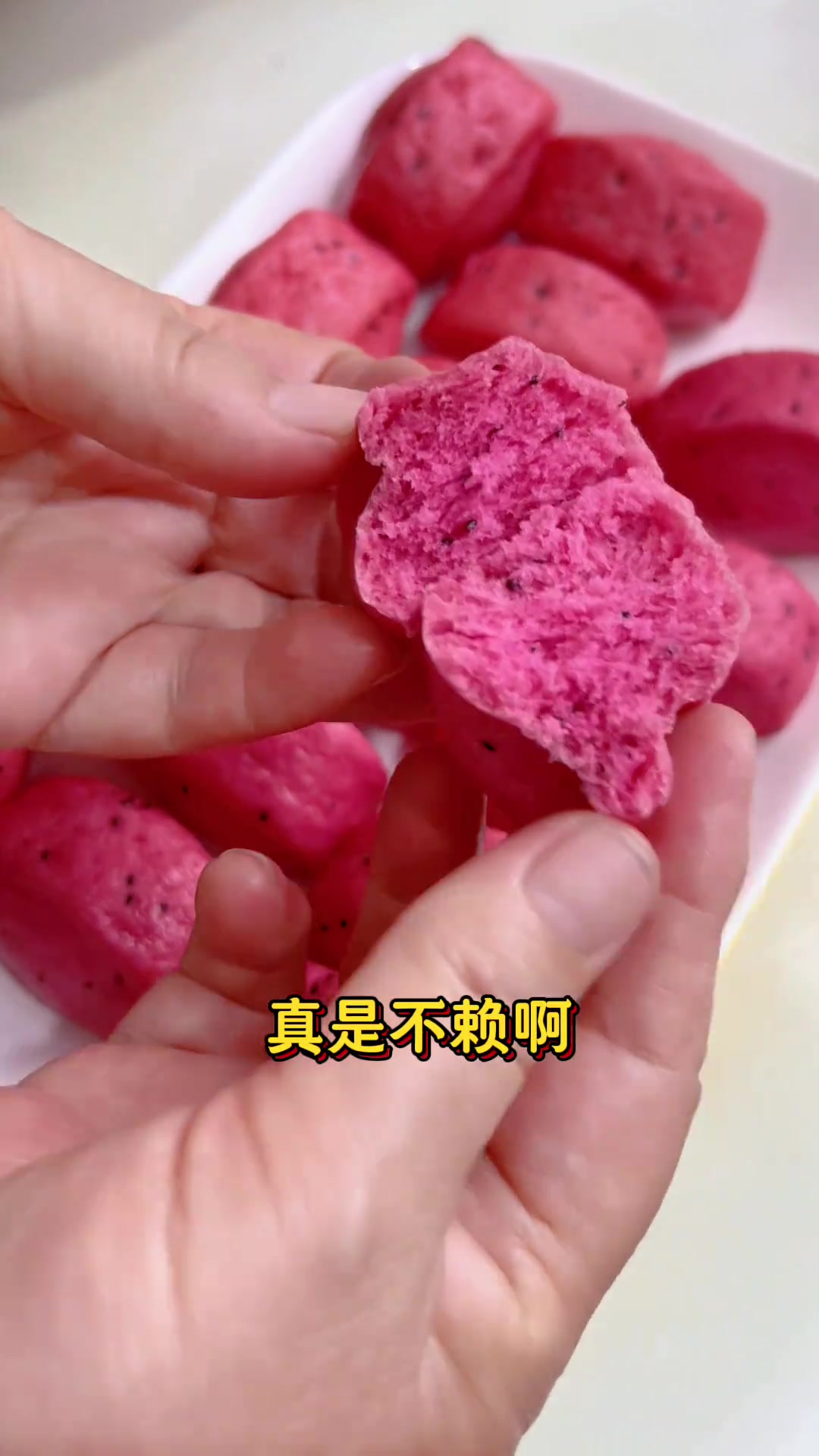 火龙果彩色小馒头不褪色方法：水开上锅蒸6分钟