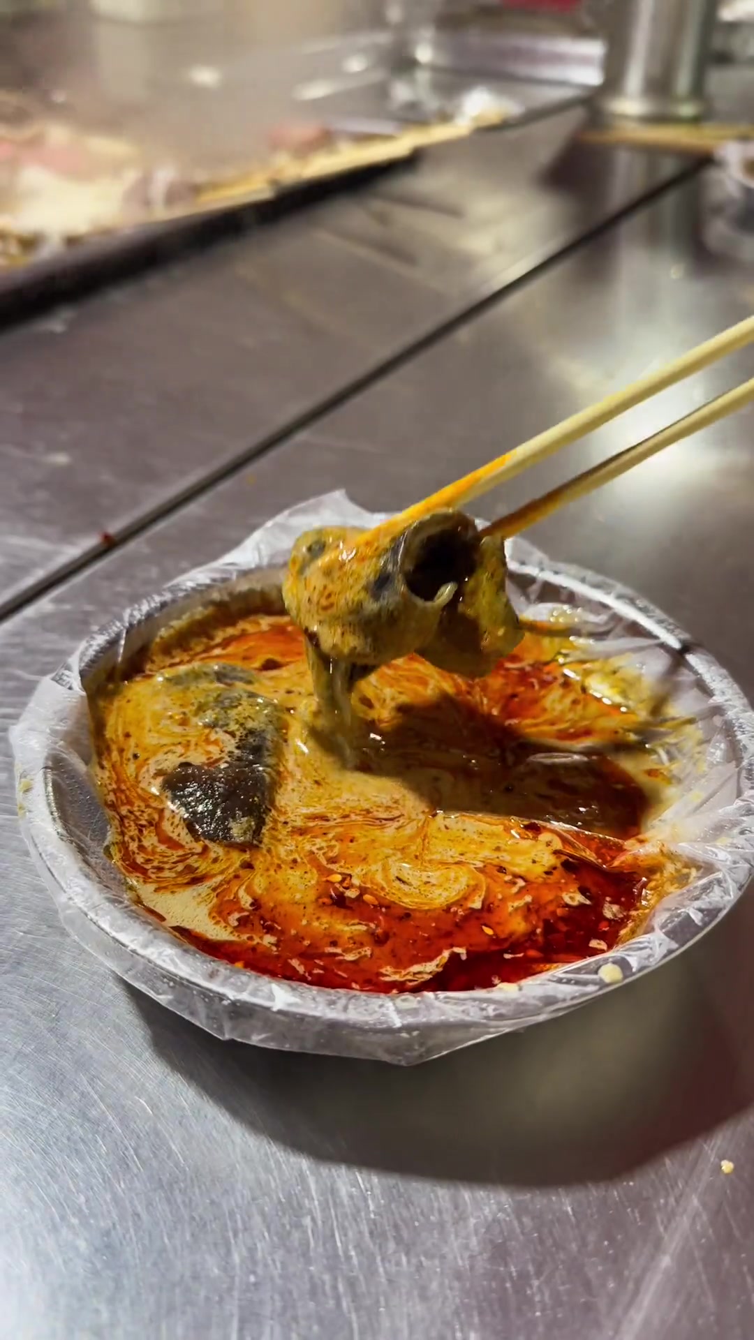 哪个女孩子不喜欢吃街边串串麻辣烫?