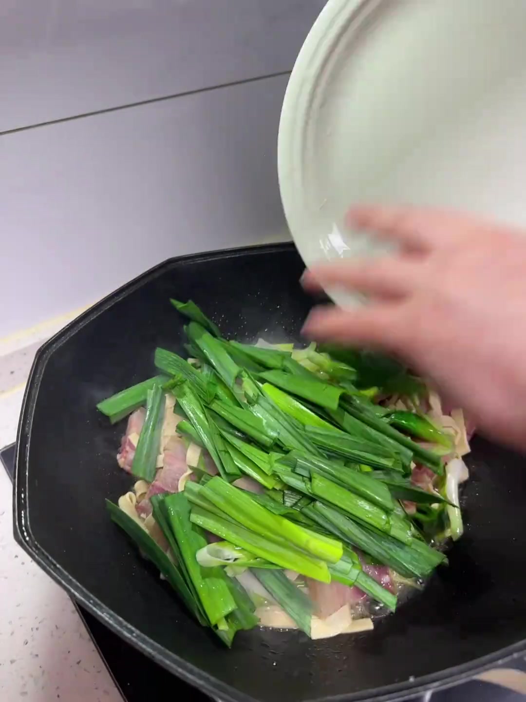 咸肉百叶与大蒜一起炒