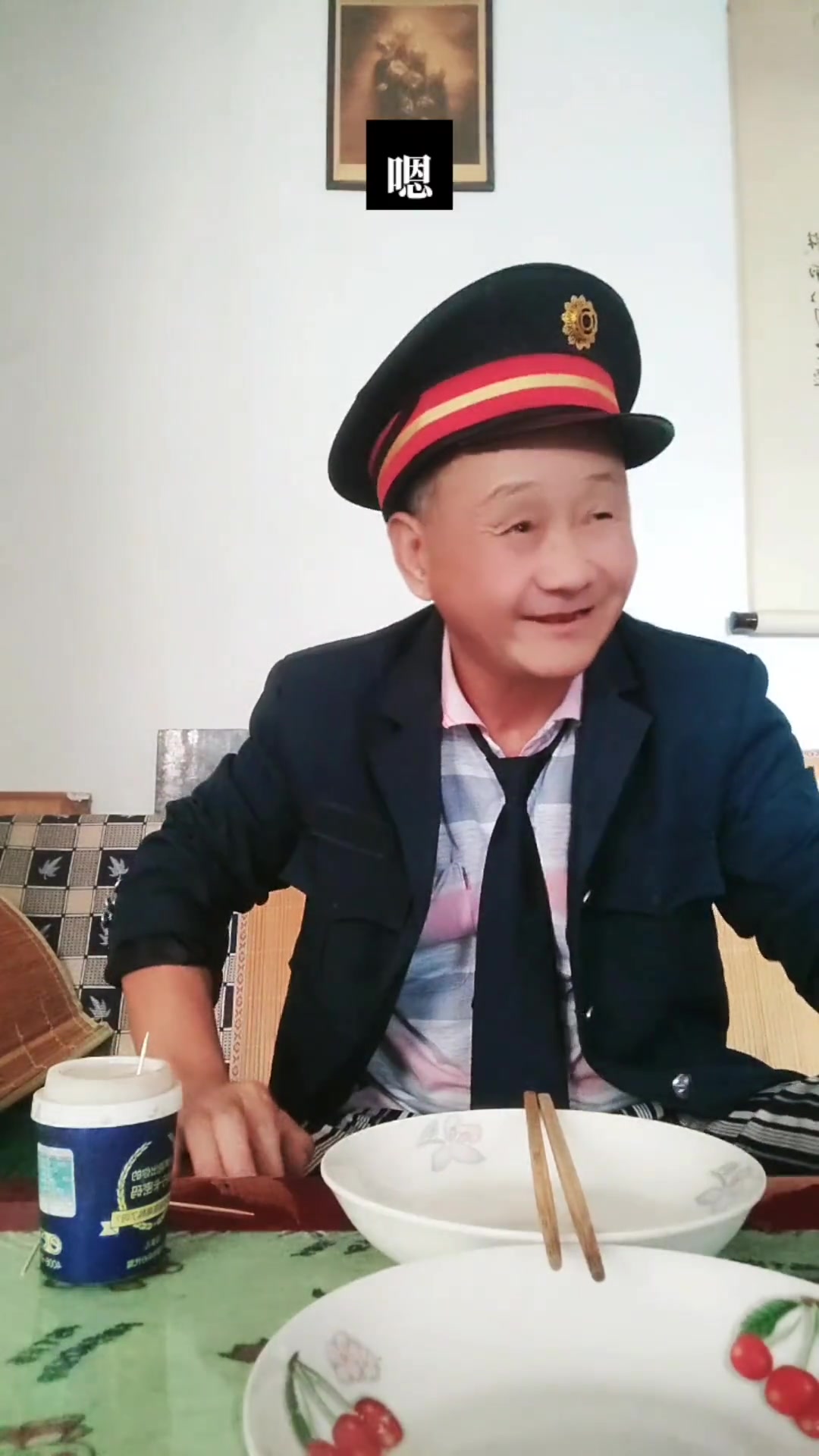 饭店同一服务员闻菜盘,她能闻出啥?真牛!