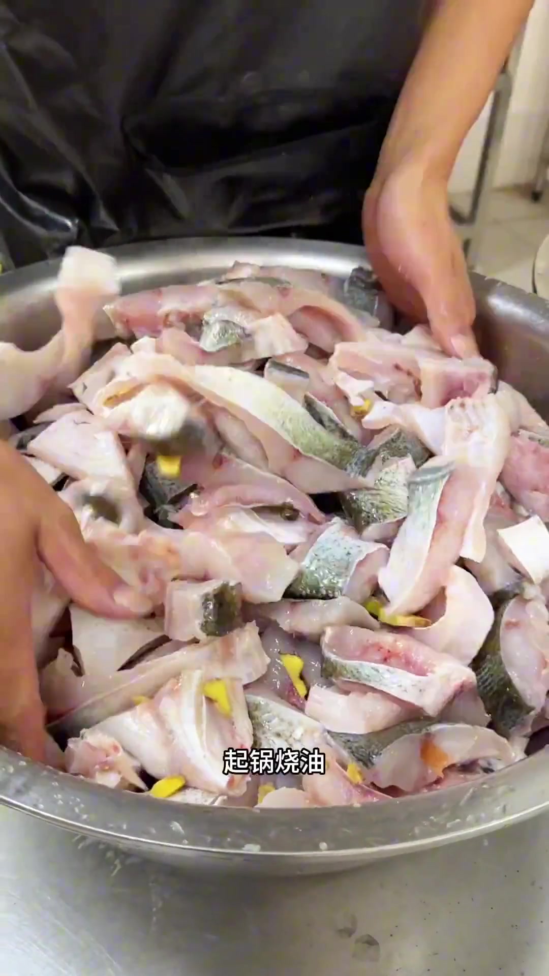 分享食堂大锅菜,酸菜煮鱼块,不用过油做法很简单,肉质鲜嫩,汤汁拌饭都很下饭