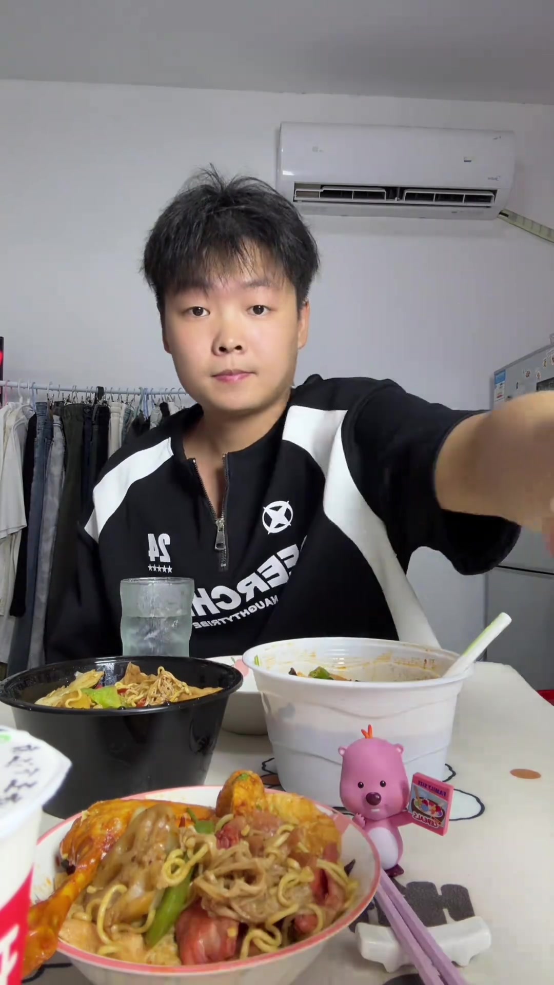 加班太晚顺路打包螺蛳粉和麻辣香锅当夜宵