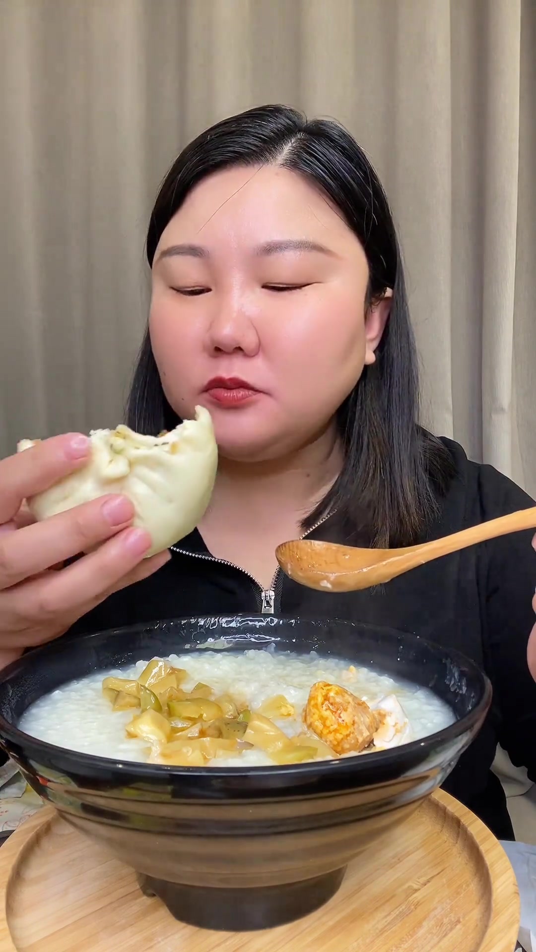 这几天感冒了,没什么胃口,煮点稀饭配上榨菜心来吃,家常便饭开吃了