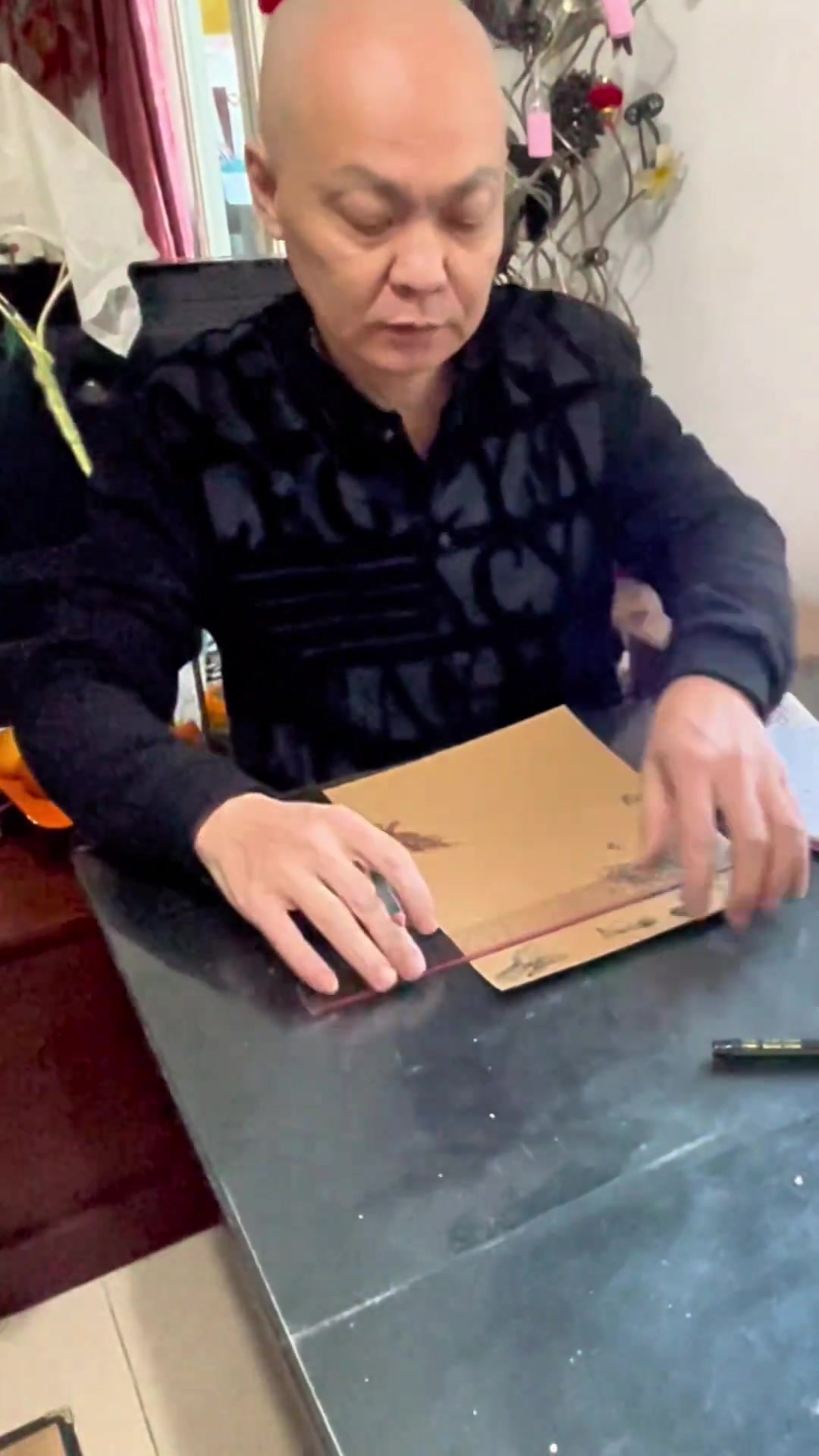 做餐饮行业要懂十八般武艺为咗照顾D老Baby粉丝,只能整个大字版手写菜单