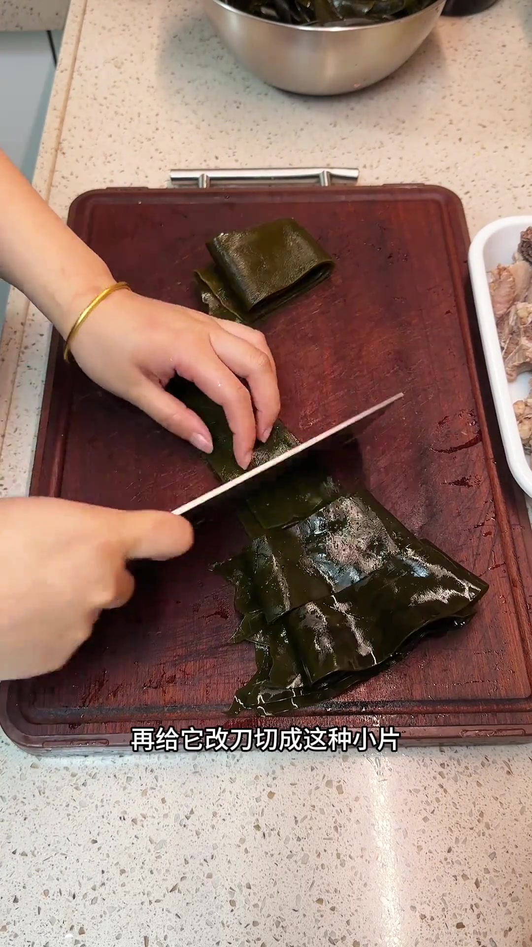 天气太热了,今天给你们分享一个海带绿豆汤的做法～汤鲜味美我可以喝好几碗,而且放点绿豆非常适