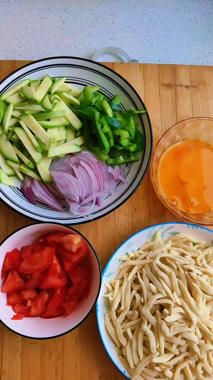 我是来至山西省长治市的一名住家月嫂周姐:今日分享月子餐爆炒剔尖面的做法.做法简单易懂家人们
