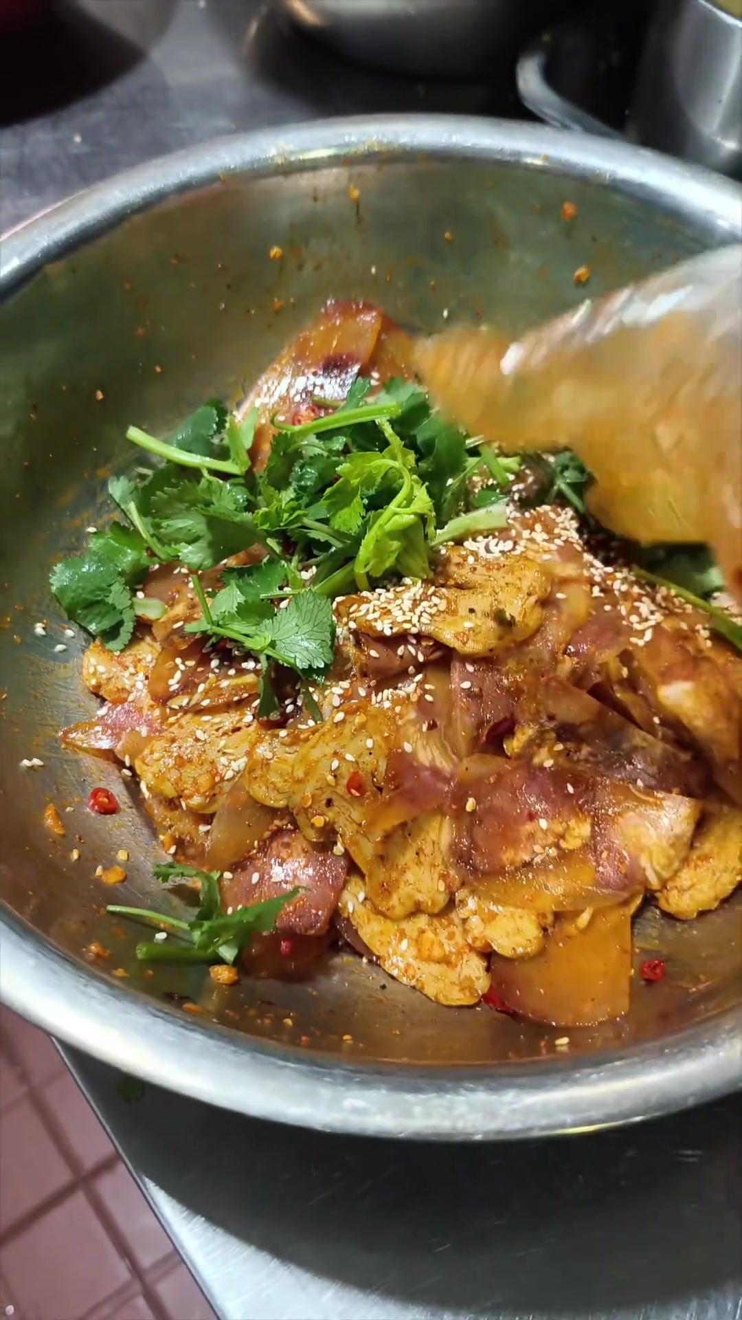 好食材好味道主打的就是家常味，今日分享干拌牛头皮看着视频我们一起学习吧