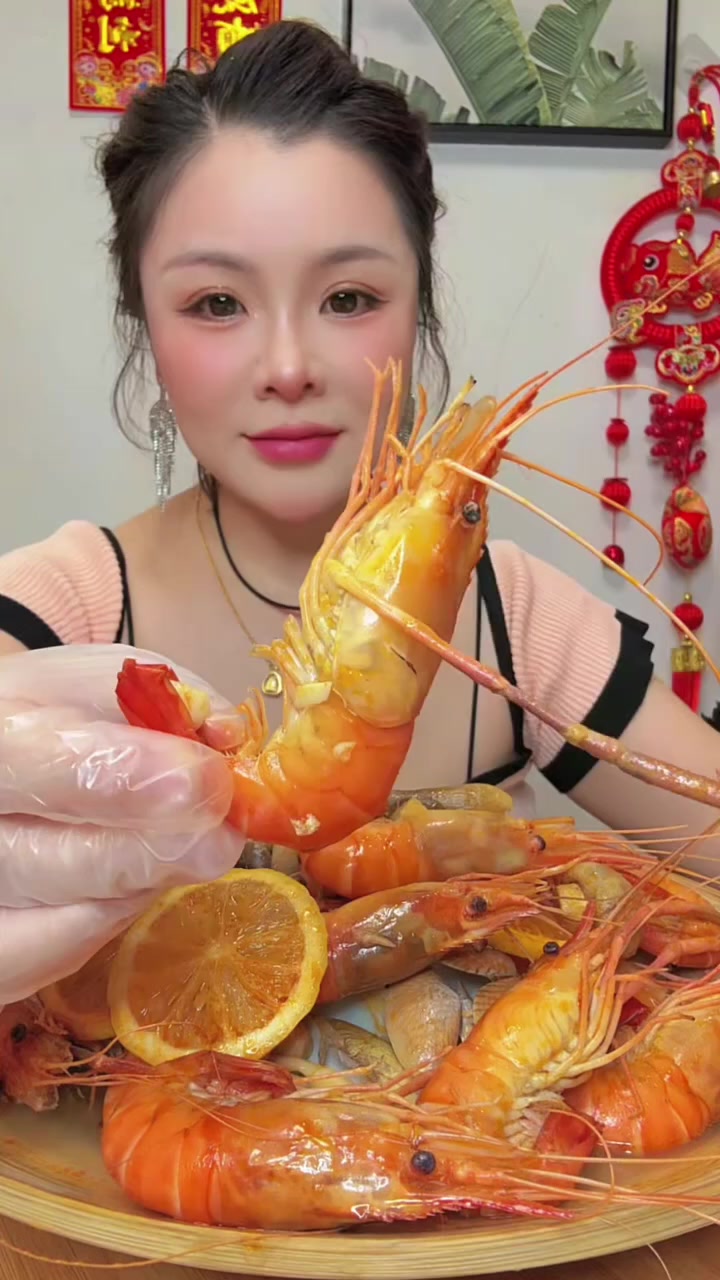 我超喜欢喝冬阴功汤,酸酸辣辣的,好馋这一口。这是我在山姆超市买的冬阴功汤底,煮开以后,放自