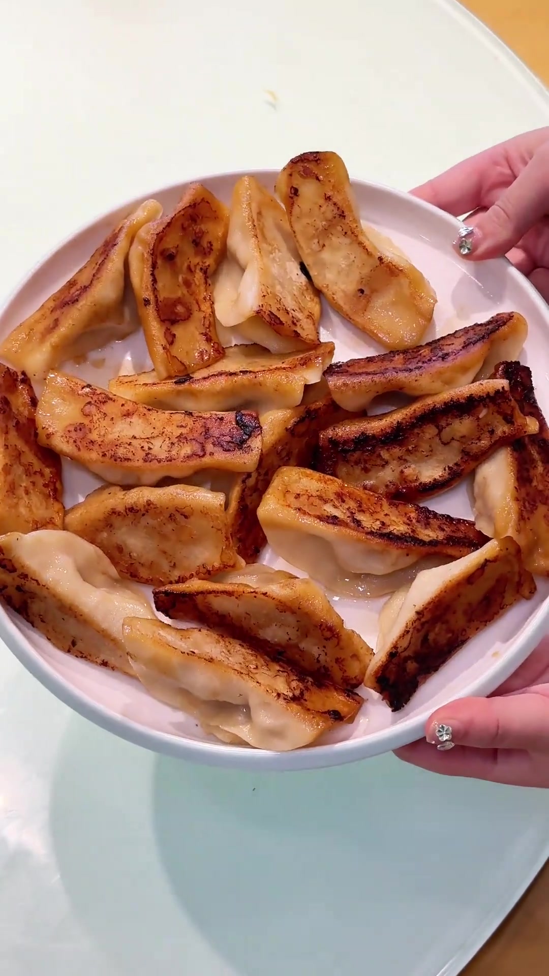 今天让老太太教大家做鸿盛祥的锅贴!