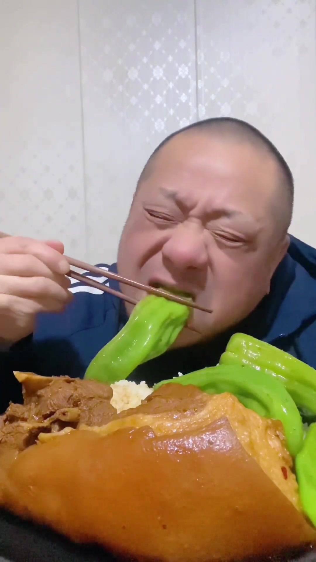 大肉饭开吃！烫熟青椒甜丝丝，肘子皮超美味！