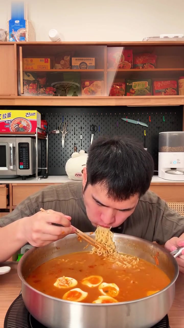 吃完韩料和荷包蛋，骑完zwift再补充辣白菜辛拉面