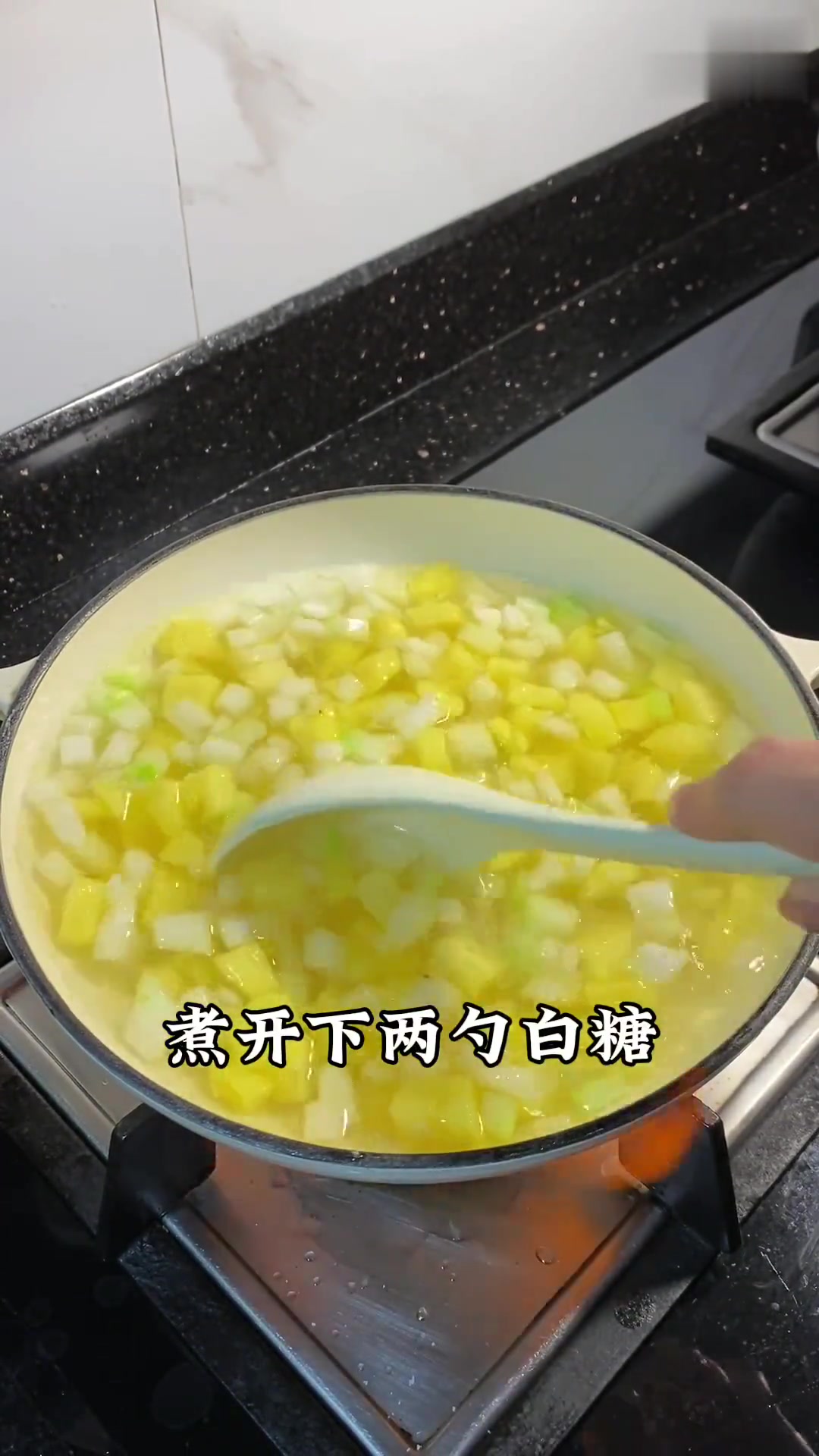 天气热就很没有胃口,一没胃口就很想c喝清清爽爽的甜汤,来试试这样的冬瓜菠萝爽