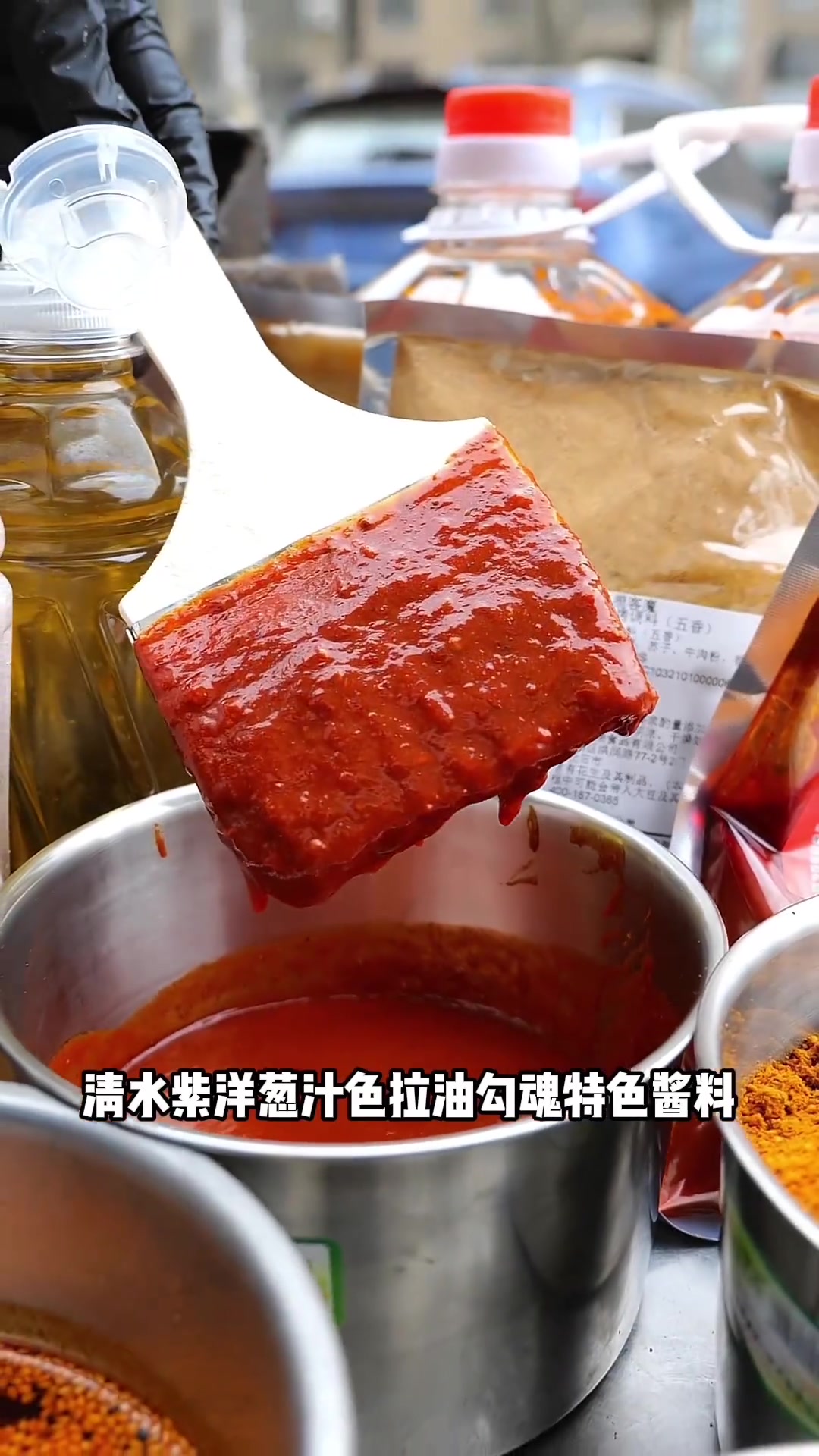 为追求极致味道!独家秘制的特色酱料,和回味上瘾撒料,是我们铁板鱿鱼的灵魂……!