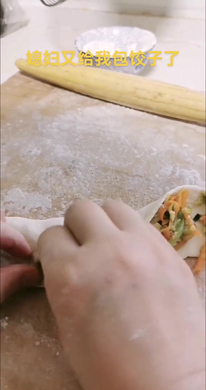这媳妇真行!批量生产饺子,今日胡萝卜鸡蛋馅