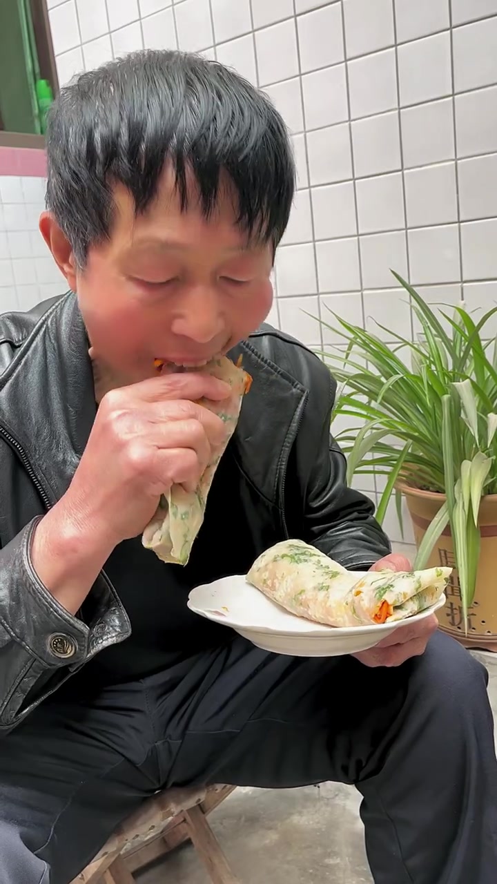 地里种的香菜太多啦，老妈挖回来中午不知道吃什么，就做了个香菜煎饼，吃起来太香啦，真好吃大家