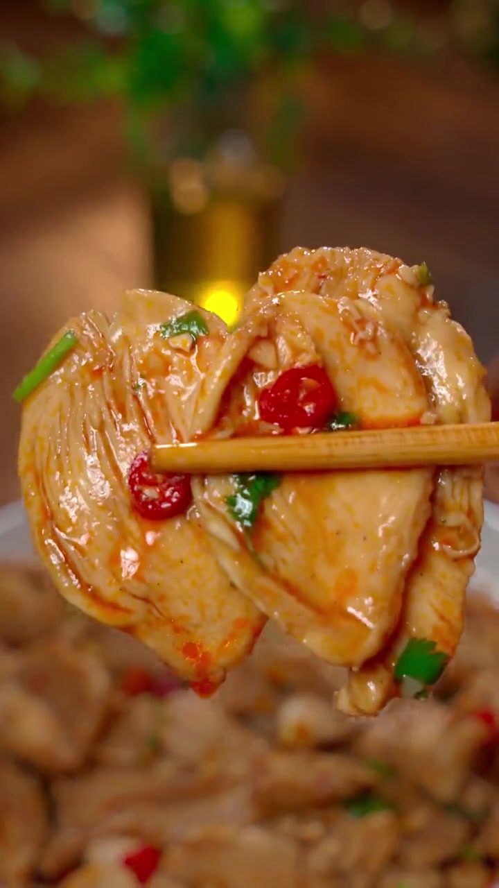 天热没胃口?试试凉拌鸡胸肉,酸辣嫩滑超好吃!