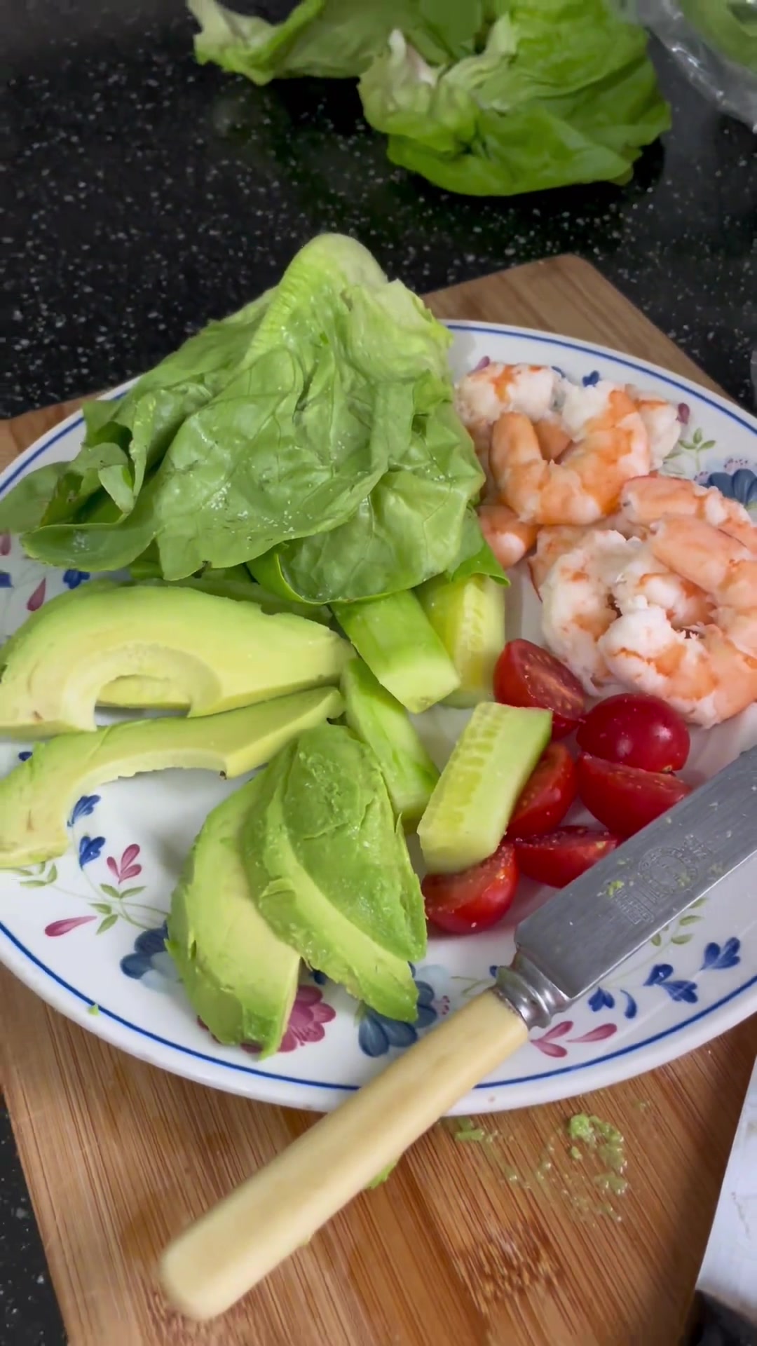 今日美食大虾沙拉制作,各种食材处理超有趣!