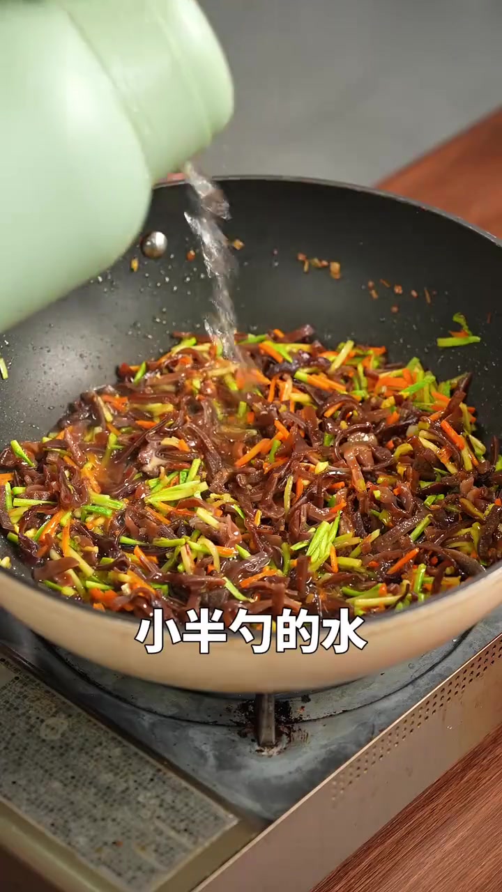 这个素馅蒸饺太好吃了!西葫芦配上脆脆的木耳丝太绝了!做法也很简单!赶紧给家人做起来吧!