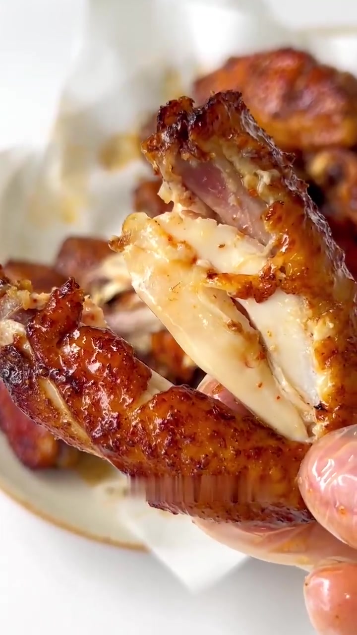 香辣孜然烤翅～外焦里嫩,好吃到舔手指在家也能做出烧烤摊的味道,做法简单,好吃又解馋