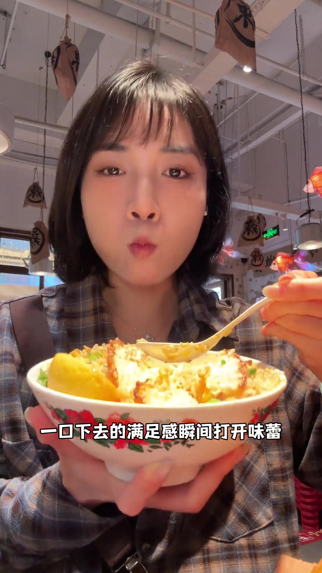 国庆旅行第一站!云南昆明街边烟火气小吃多到吃不完～蛋包里脊洋芋汉堡豆皮抄手……