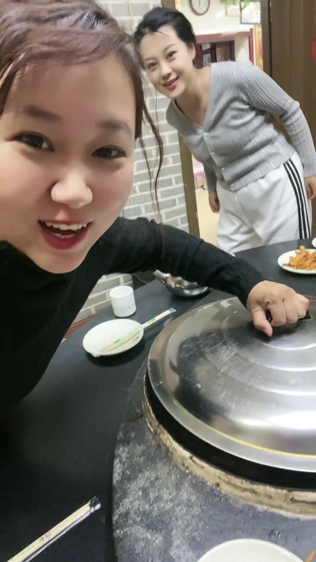 东北铁锅炖出锅啦!排骨鸡爪花卷超香!