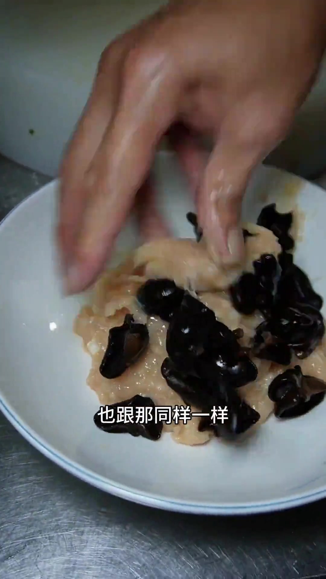 鸡脯肉打茸与芹菜叶氽水，米醋胡椒烧出解酒开胃菜