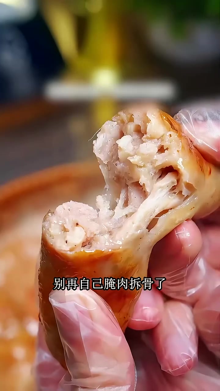 爆浆鸡肉卷烧烤时带锡纸超干净!用锡纸裹着烤,外皮不粘烤架、爆浆不滴落,吃完不用洗烤架,清洁
