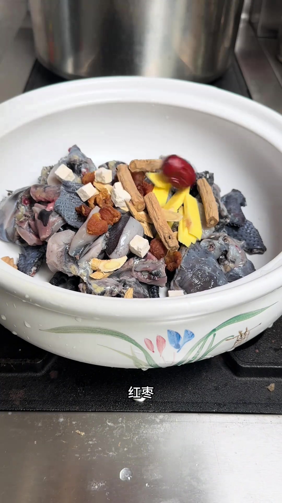 滋补乌鸡汤味道鲜美,营养丰富,做法简单清淡的汤