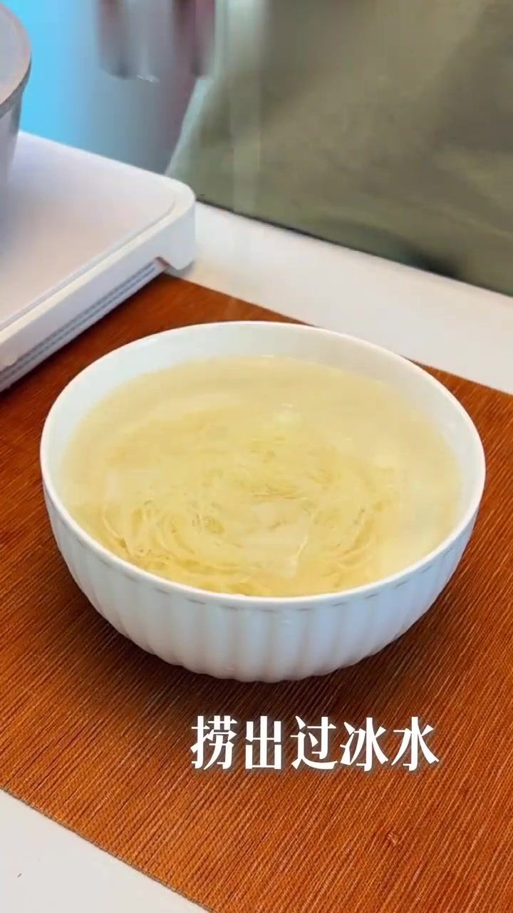 低卡低热量,清爽又健康,原汁原味的鲜虾菌菇凉面做法来啦!