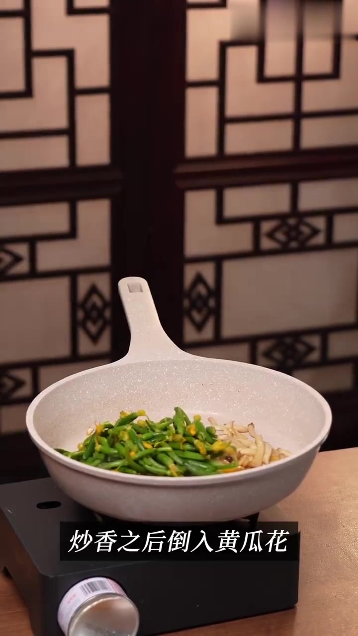 别只知炒肉片!杏鲍菇炒这花比肉香,素食者直呼「戒肉成功」