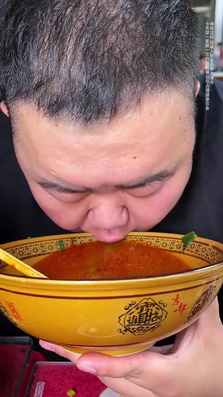 西安游玩必吃!老板亲制二十碗牛肉泡馍超满足