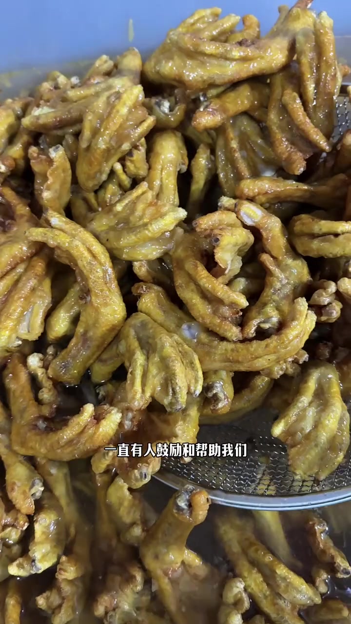 6年前负债累累选择摆摊做手撕鸡来度过难关